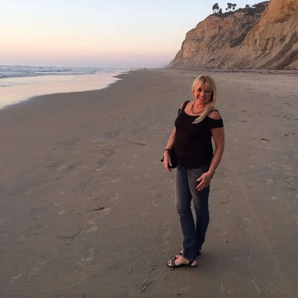 Meet your Posher Deborah💕 - Picture 2 of 3